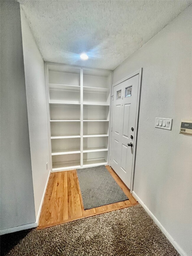 Building Photo - 1311 Antoine Dr