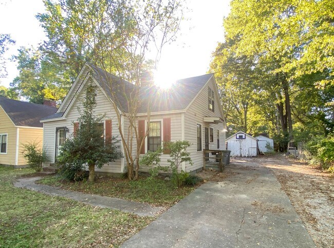 Building Photo - 4 bed, 2 bath near the University of Memphis