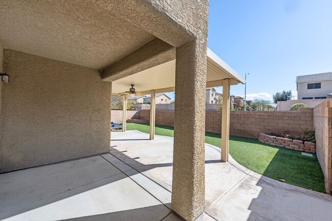 Building Photo - Southwest 5 bd 3 full bath with 2 car gara...