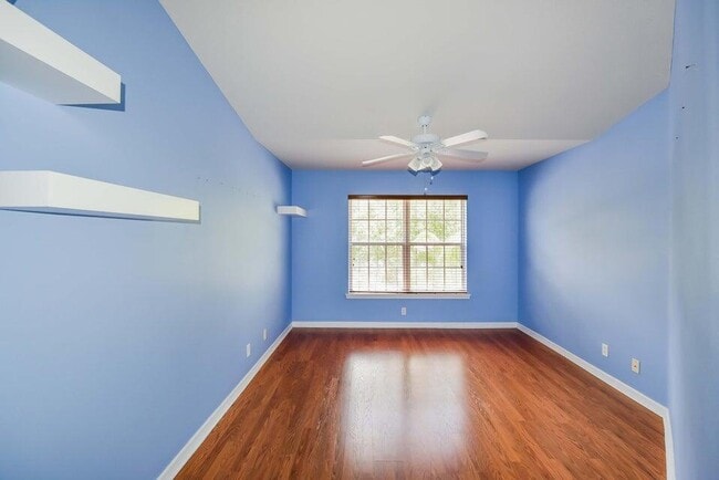 Building Photo - 9687 Lago Dr