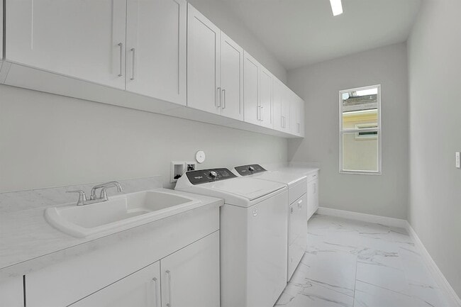 Building Photo - 9341 Crestview Cir