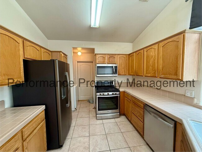 Building Photo - Cute 3 Bed/2 Bath SW Bakersfield Home w/ Solar, RBP & $0 Deposit Option