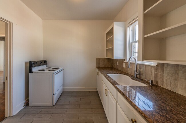 Building Photo - 631 E Ashby Pl