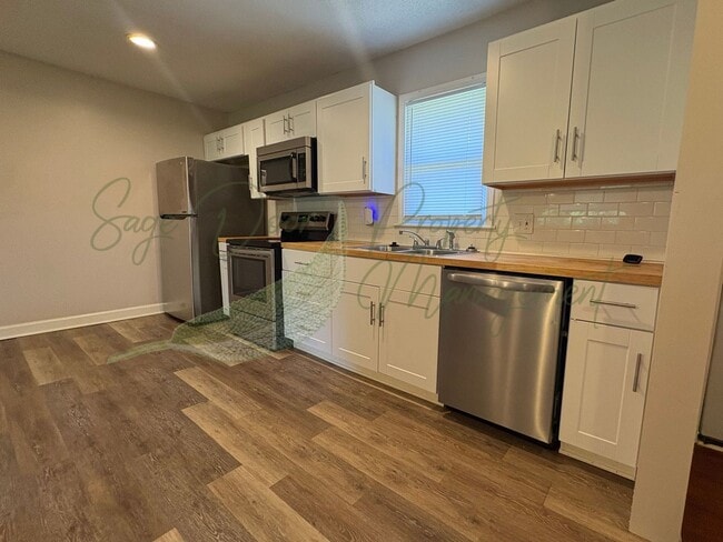 Building Photo - SINLGE FAMILY HOME IN RAYTOWN!!!