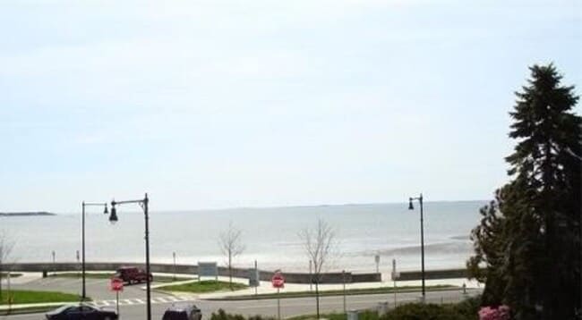 Building Photo - Life is better by the beach! Beach side townhouse 3bed 2.5 bath 1 garage,  master suite with priv...