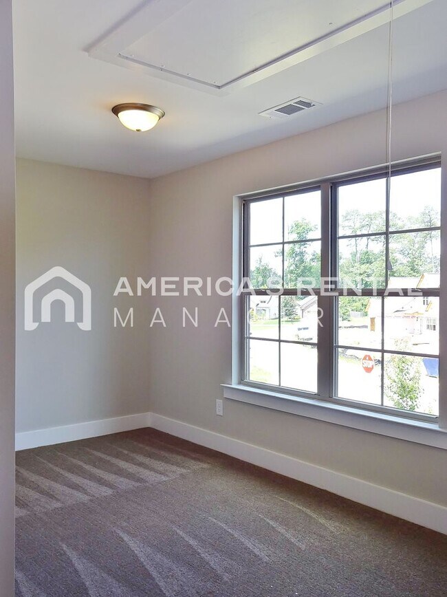Building Photo - Town Home in Chelsea!!! Available to View ...