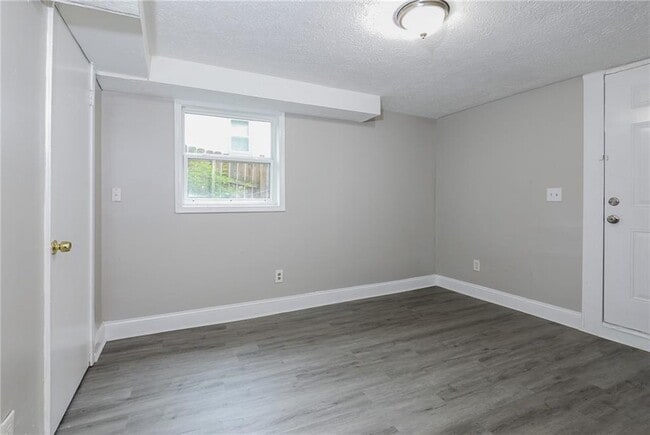 Building Photo - 1123 Graymont Dr SW