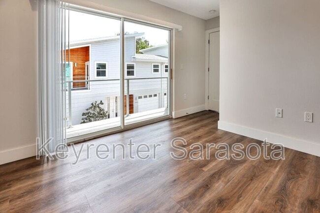 Building Photo - 2066 Roselawn St