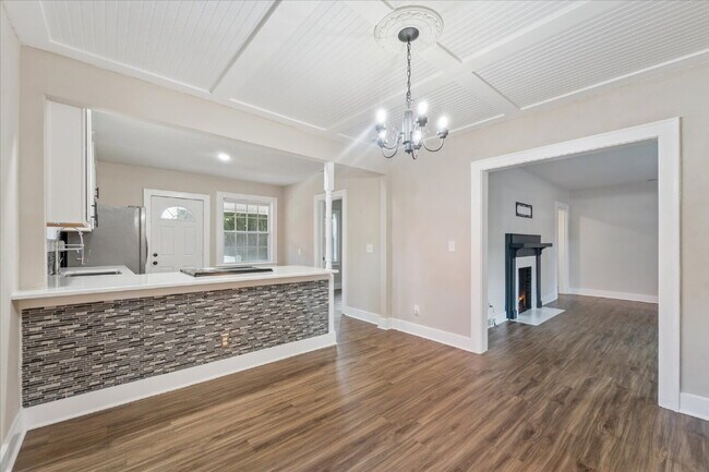 Building Photo - Charming Midtown Home – Updated and Move-I...