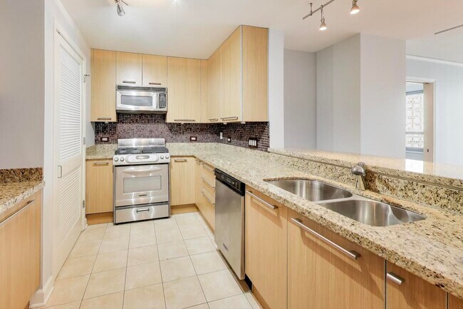 Building Photo - 420 E Waterside Dr