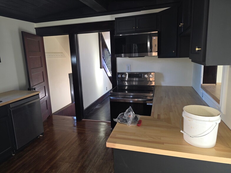 Building Photo - 498 Clarendon St