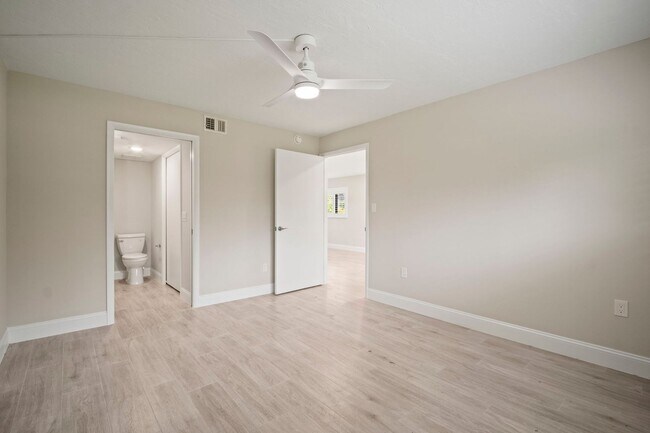 Building Photo - Nicely Renovated 2 bedrooms 2 bathrooms Co...