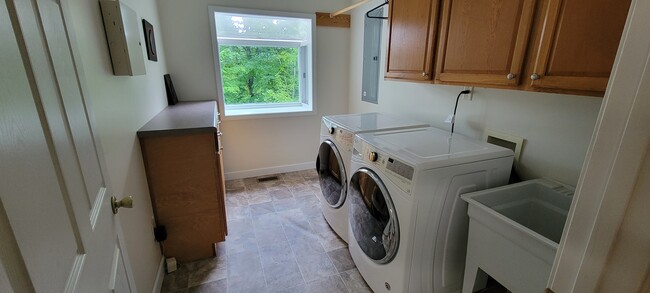 Building Photo - 690 Pinewood Dr