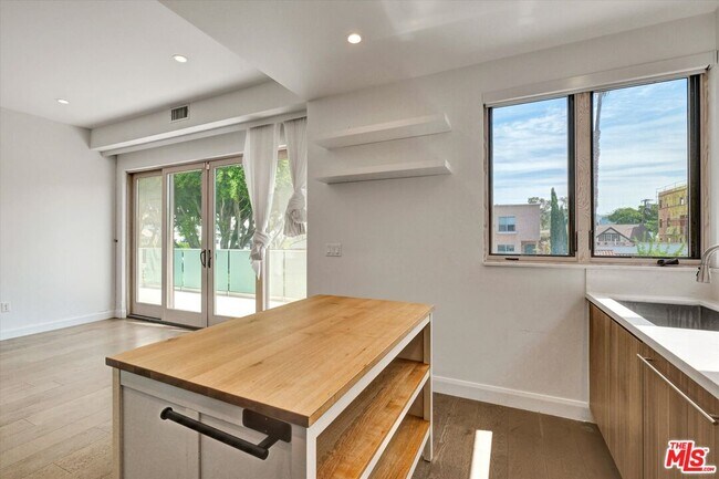 Building Photo - 1249 N Formosa Ave