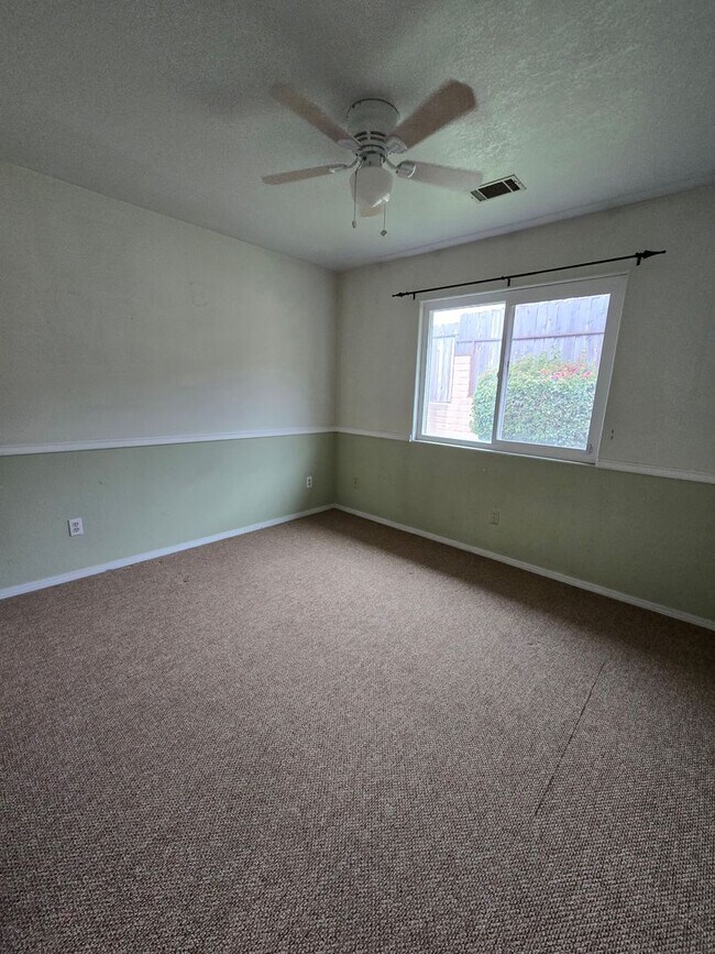 Building Photo - Well Maintained 3bd/2ba House