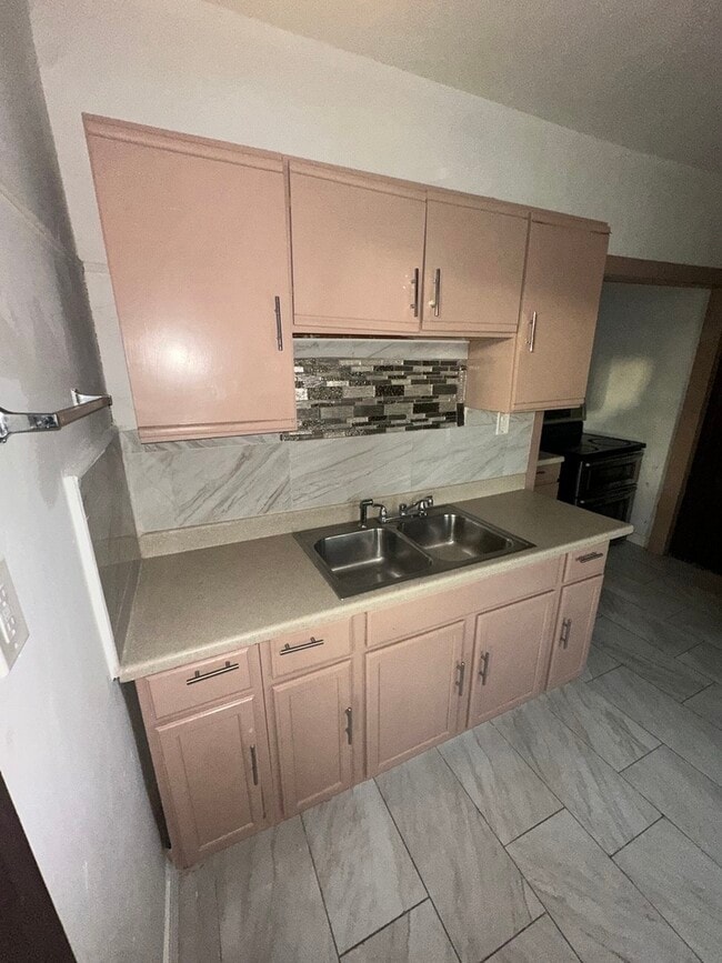 Building Photo - 7957 S Clyde Ave