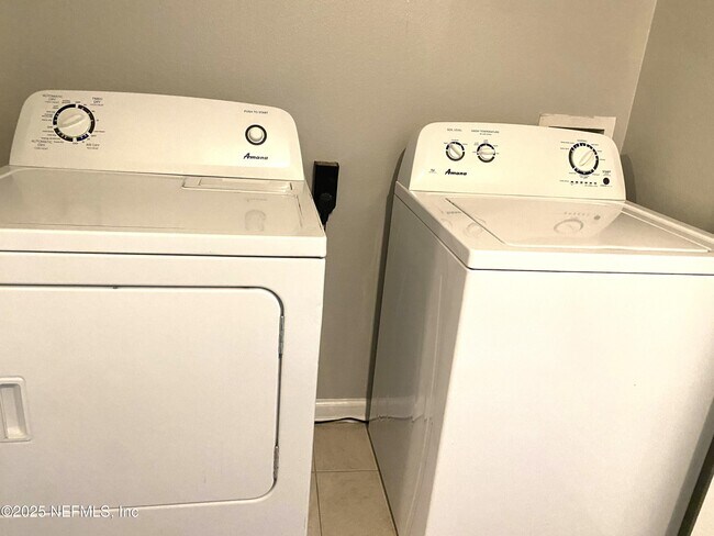 Building Photo - 4839 Parkhurst Pl