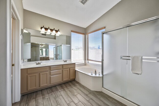Building Photo - 6937 E Paradise Ln