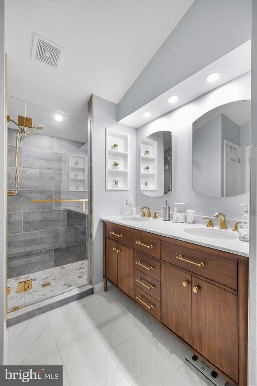 Building Photo - 381 Livermore Ln