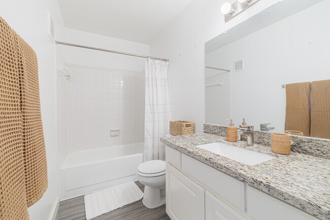 Building Photo - Welcome Home to Comfort and Convenience 2/2
