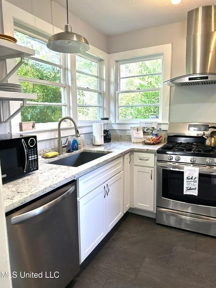 Building Photo - 1323 3rd St