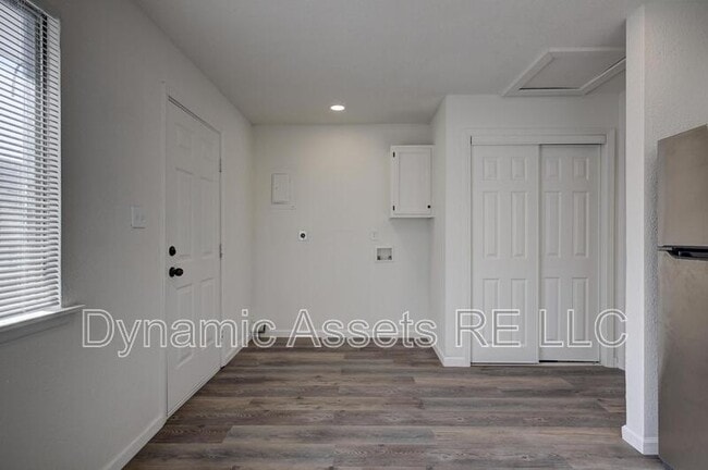 Building Photo - 1902 John F Kennedy St