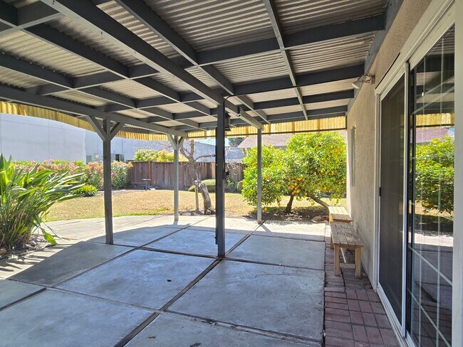 Building Photo - Spacious Split Level Home, Wood Floors, Fr...
