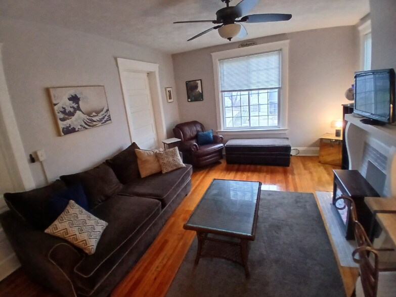 Building Photo - 3269 Montana Ave