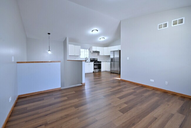 Building Photo - 19 E Pineview Dr