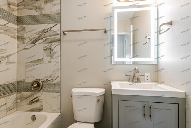 Building Photo - 12000 Kingshead Dr