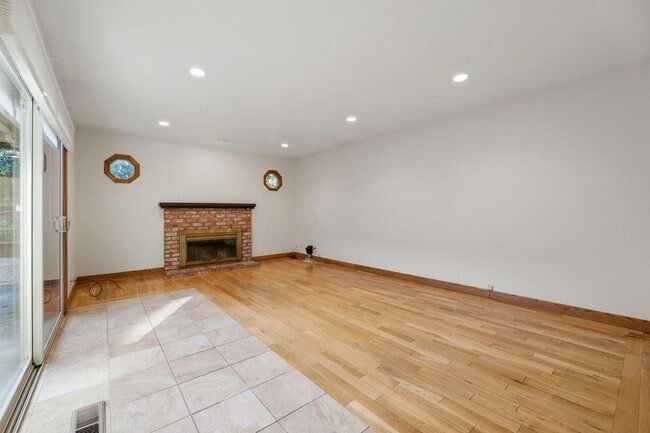 Building Photo - Beautifully Updated 3BR/2BA Home with Private Garden Oasis