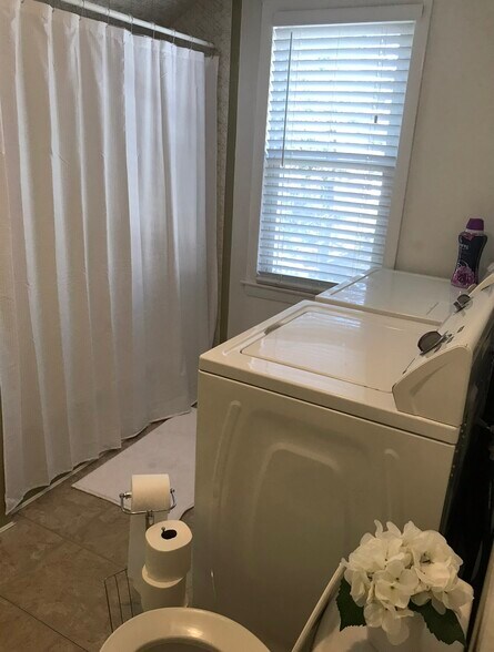 Washer/dryer - 111 Lyman St
