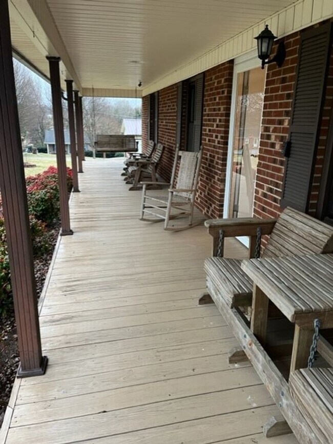 Building Photo - 4221 Valley Cir