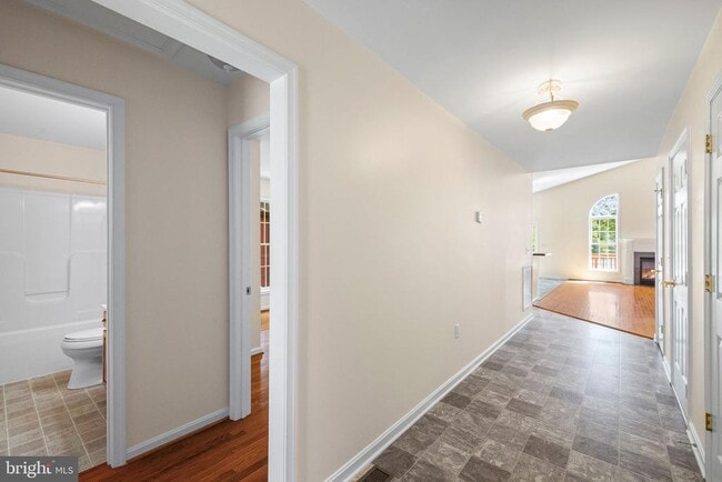 Building Photo - 686 Lake Caroline Dr