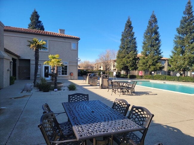 Building Photo - Adorable 2 bedroom 2 bath condo