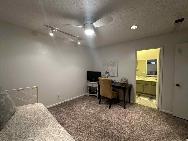 Building Photo - 4 Hermosillo Ln