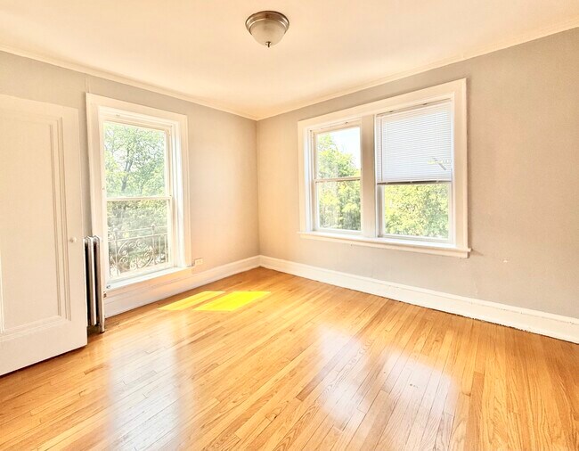 Building Photo - 2801 W Lunt Ave