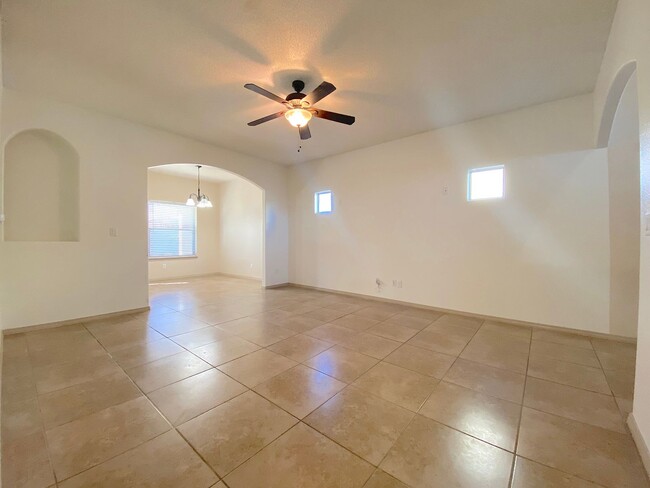 Building Photo - Northeast El Paso 4 Bed Plus Loft w/ Refri...