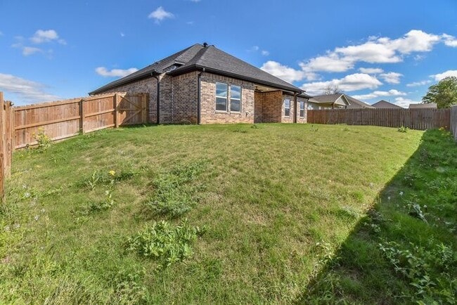 Building Photo - Tour Today! Stunning 4 Bedroom 2 Bath in W...
