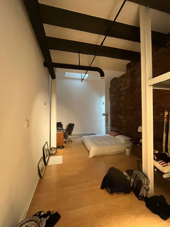 Building Photo - Three bed 2 bath in the North End!!!