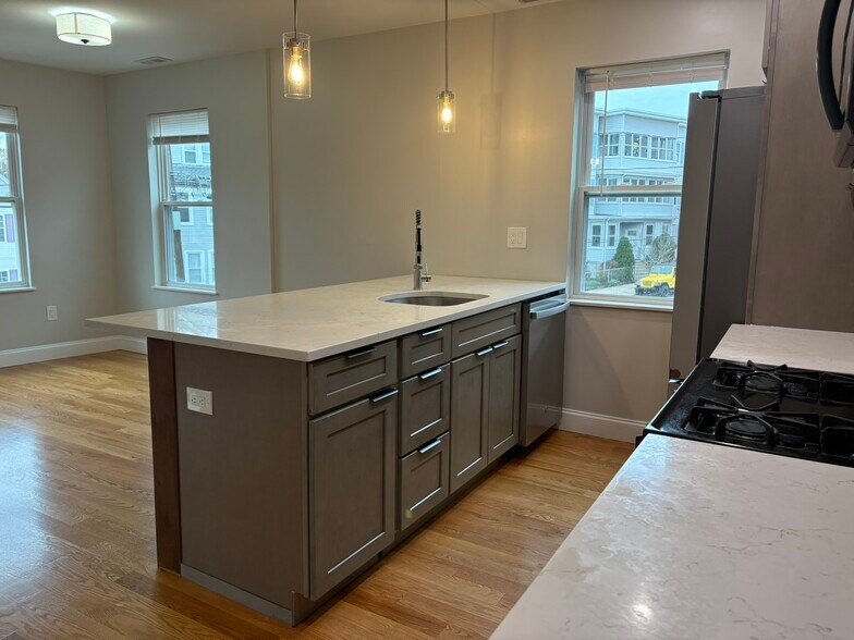 Building Photo - 595 Main St