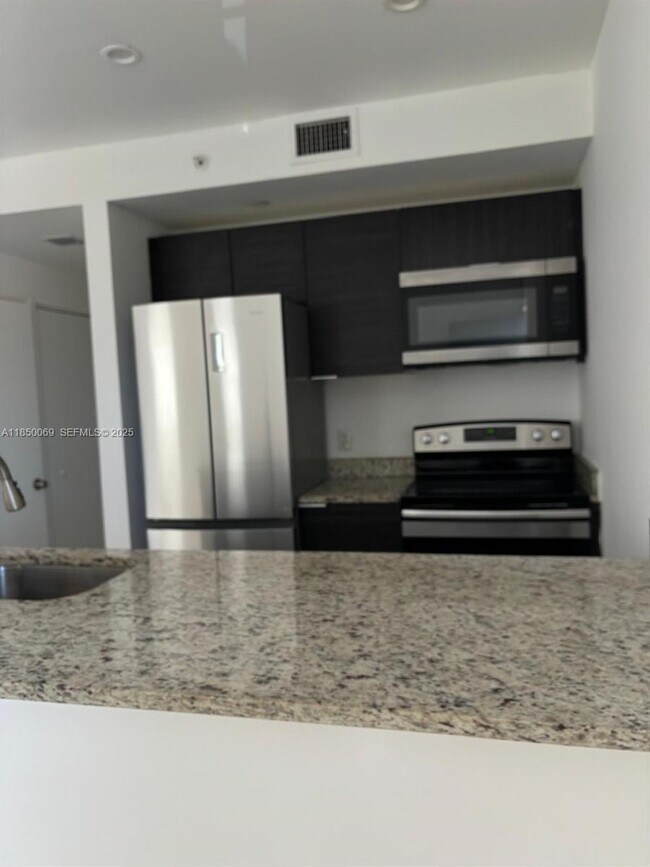 Building Photo - 423 E 27th St