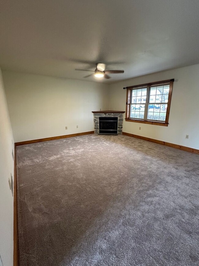 Building Photo - 3 Bedroom Townhouse Leola