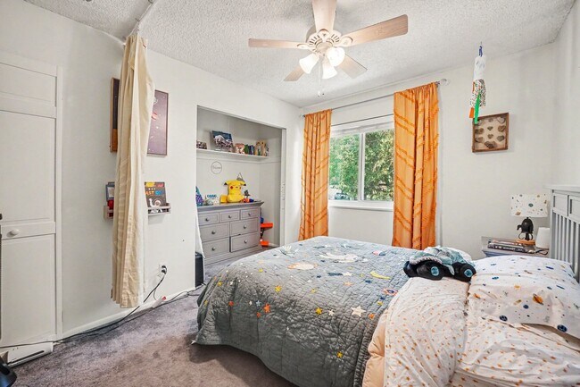 Building Photo - Modern 3-Bedroom Townhome Featuring an Updated Kitchen and Spacious Primary Suite