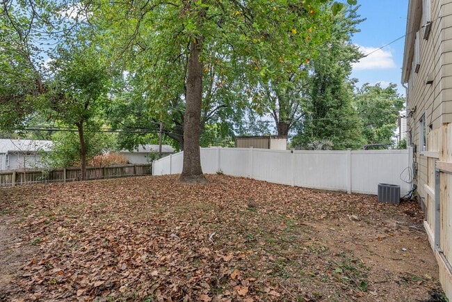 Building Photo - Newly Updated 3-Bedroom Duplex with Fresh ...