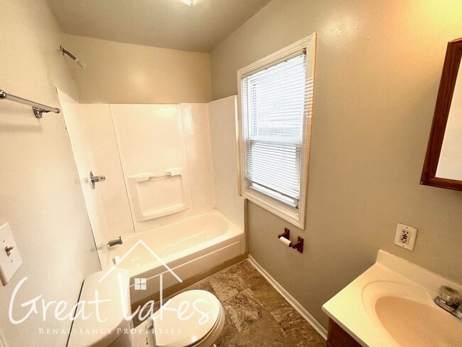 Building Photo - Homey 2 bedroom / 1 bathroom house now ava...