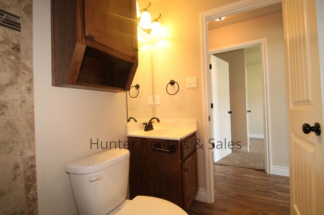 Building Photo - 1104 Wren Cir