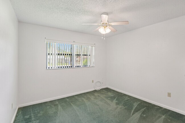 Building Photo - 4704 Queen Palm Dr