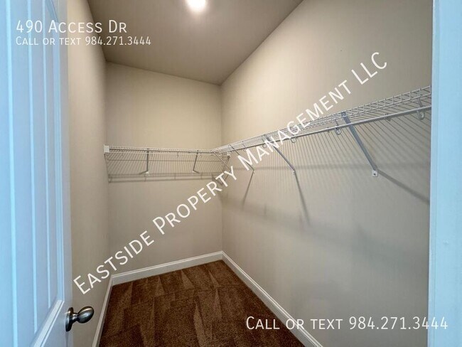 Building Photo - 490 Access Dr