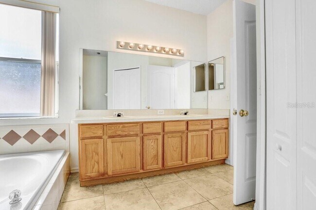 Building Photo - 930 Grand Canyon Dr